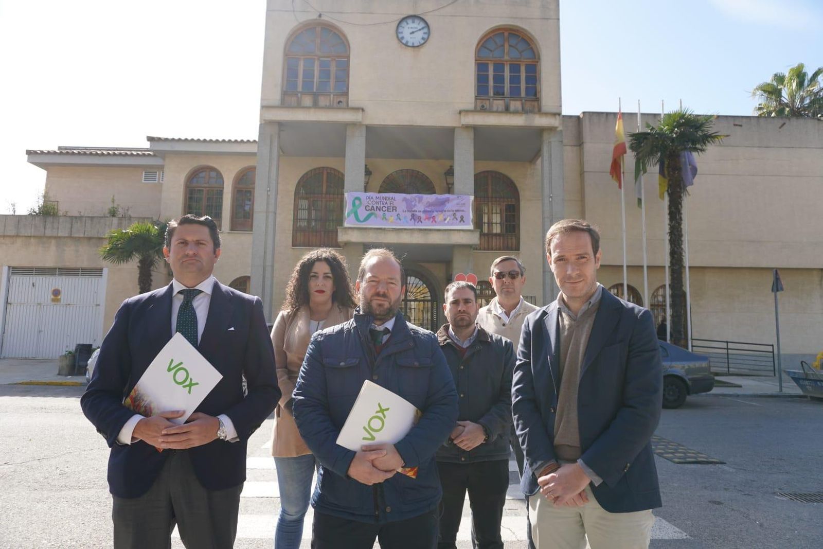 Los representantes de Vox ante el Ayuntamiento de San Juan de Aznalfarache.
