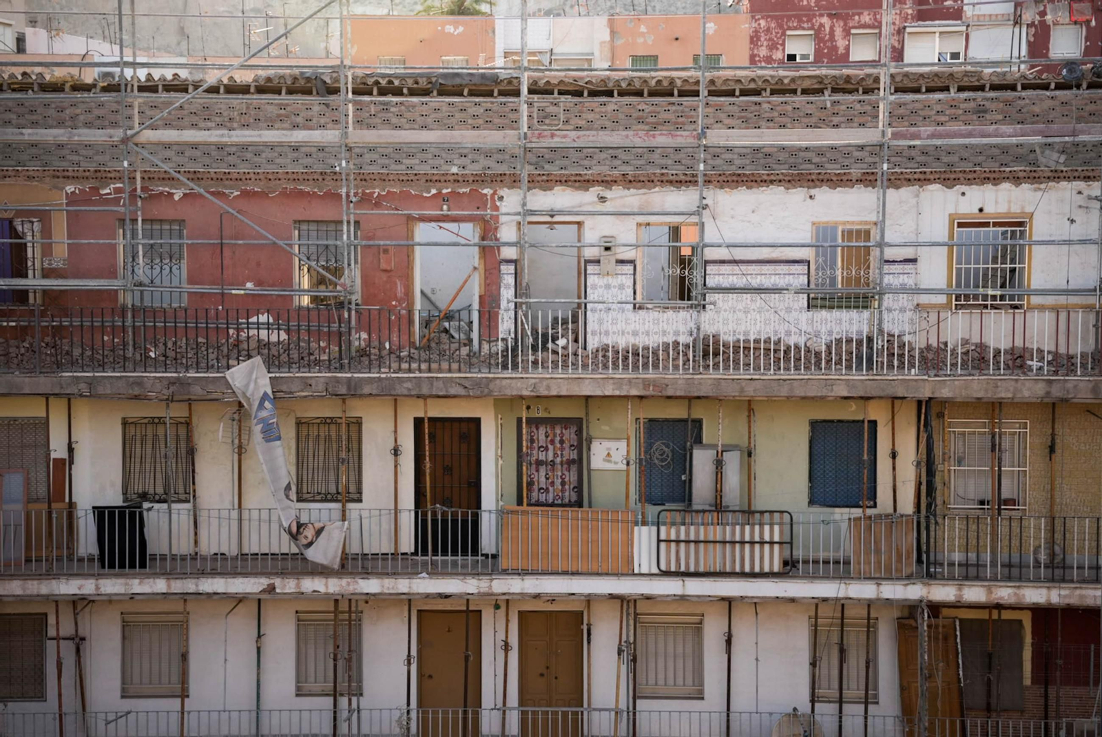 Las obras de rehabilitación en el edificio El Patio de Almería