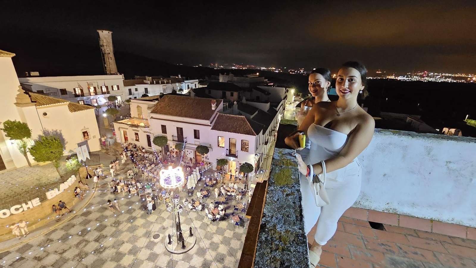 Dos sanroqueñas, en el torreón del Palacio de los Gobernadores