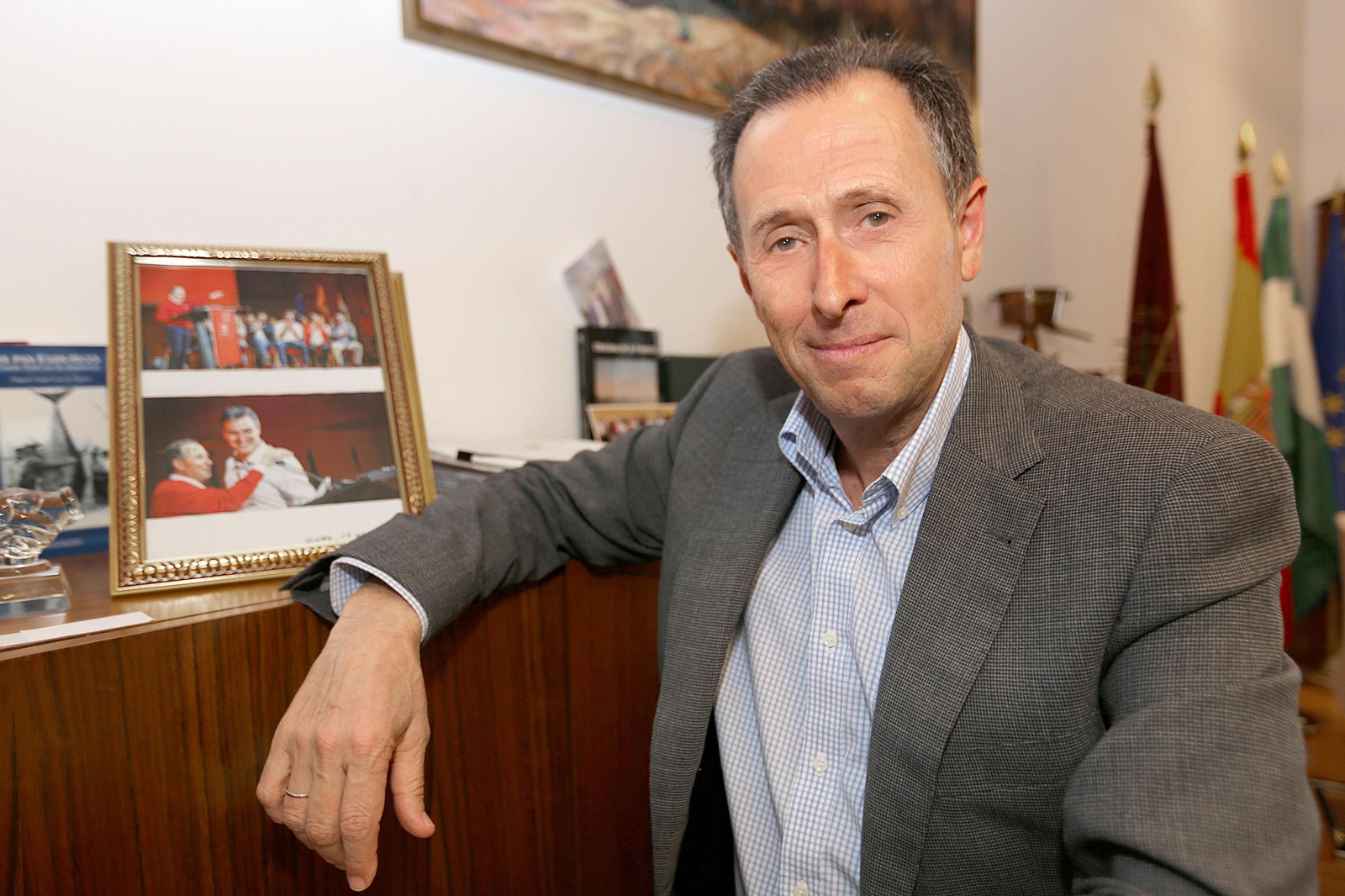 José María Román, con una foto de Pedro Sánchez ayer en su despacho.