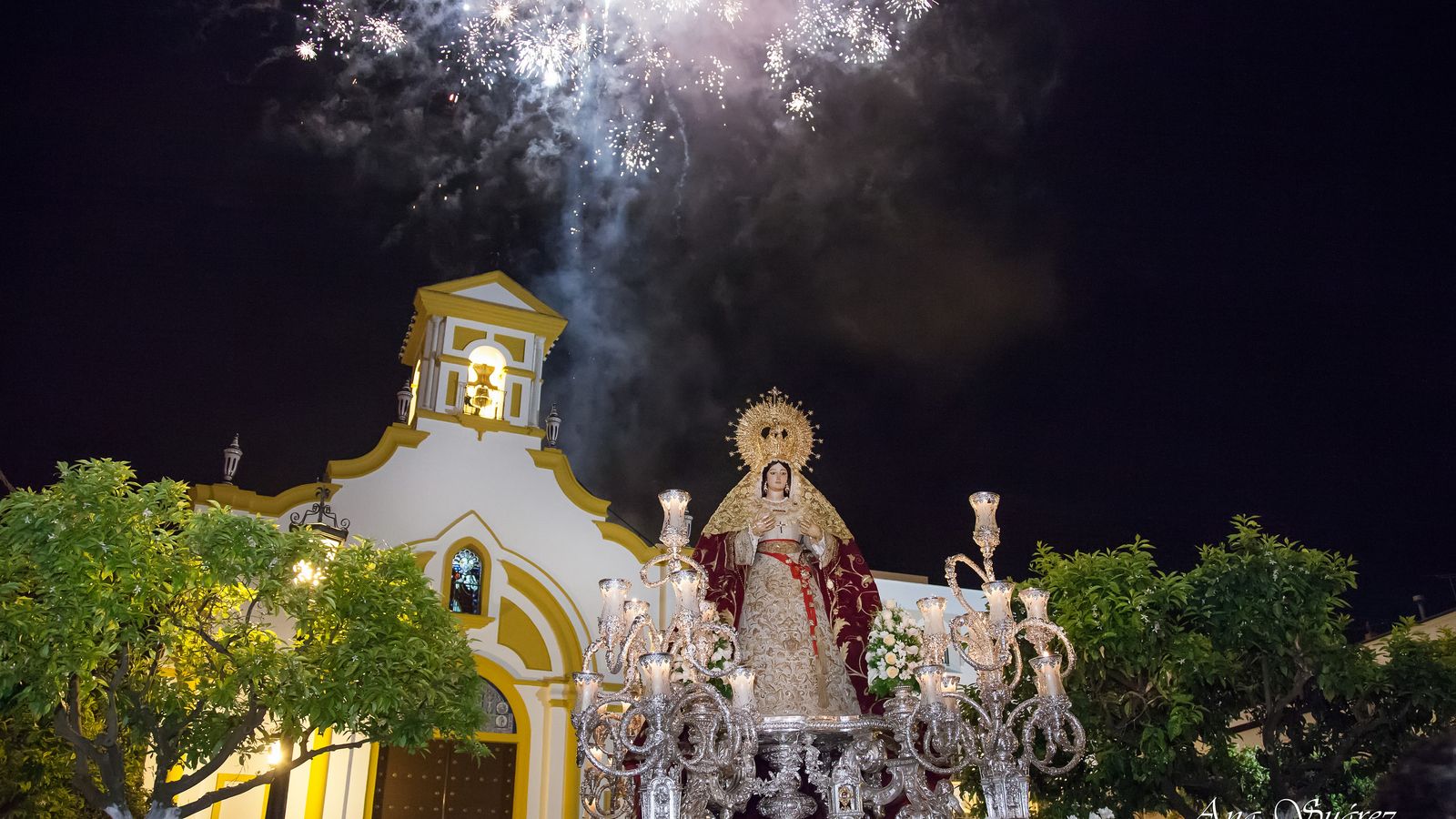 La Virgen de la Soledad sale, al alba, de su capilla, entre un estruendo de cohetes y fuegos artificiales.