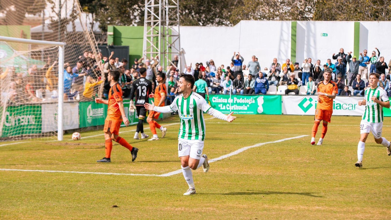Fran Castillo celebra el 1-0 al Xerez CD desde el punto de penalti. Fran Castillo celebra el 1-0 al Xerez CD desde el punto de penalti.