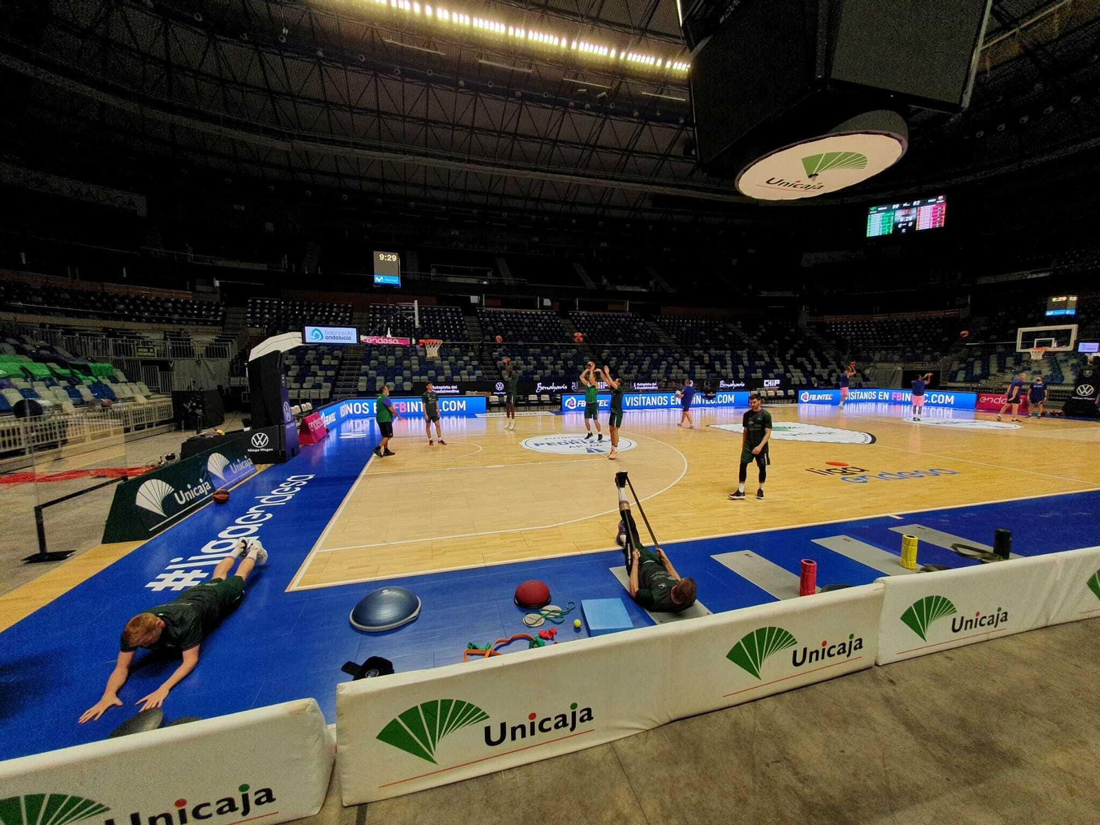 Así luce el Martín Carpena sin su afición en los prolegómenos de la visita del Barcelona