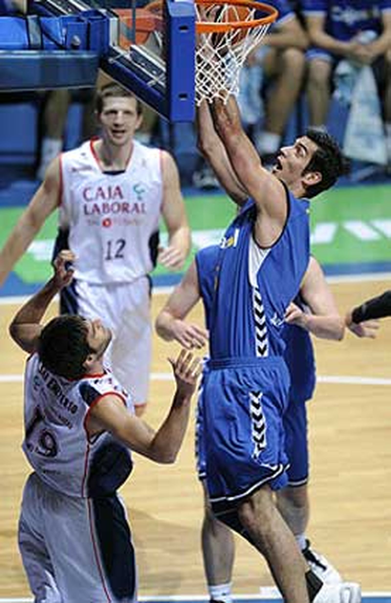 Juanjo Triguero anota para el Cajasol.

Foto: ACB Photo / L. González
