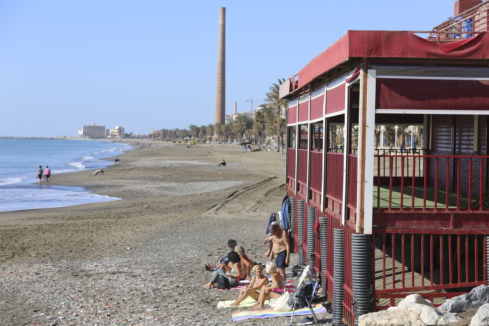 Fotos de los arreglos en las playas de Málaga, que no impiden a los malagueños disfrutar del buen tiempo