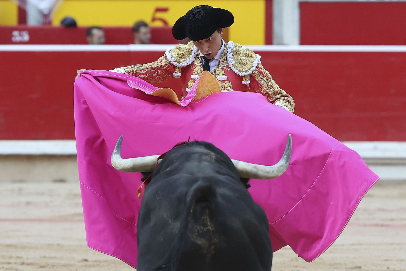 Roca Rey, erigido en figurón del toreo y heredero del trono pamplonica, cita a su primero con el capote.