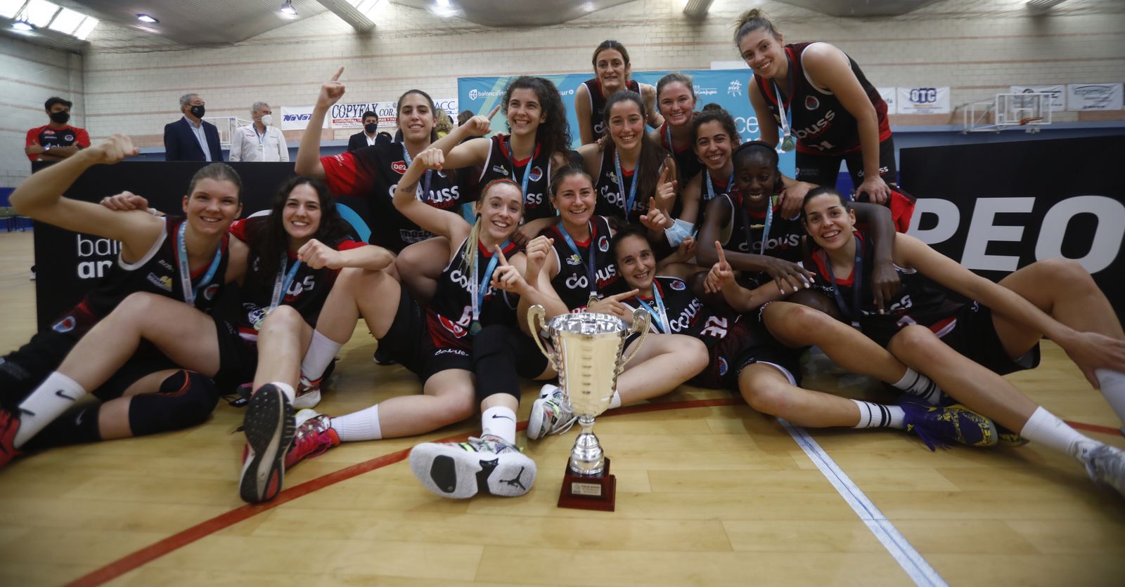 Las jugadoras del Dobuss Córdoba celebran su pase a la fase nacional.