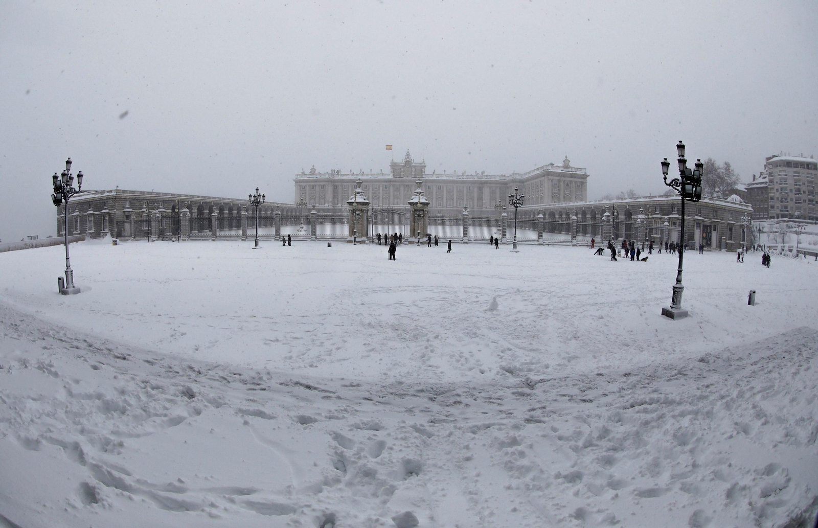 El segundo día del temporal 'Filomena' en imágenes: más nieve y caos