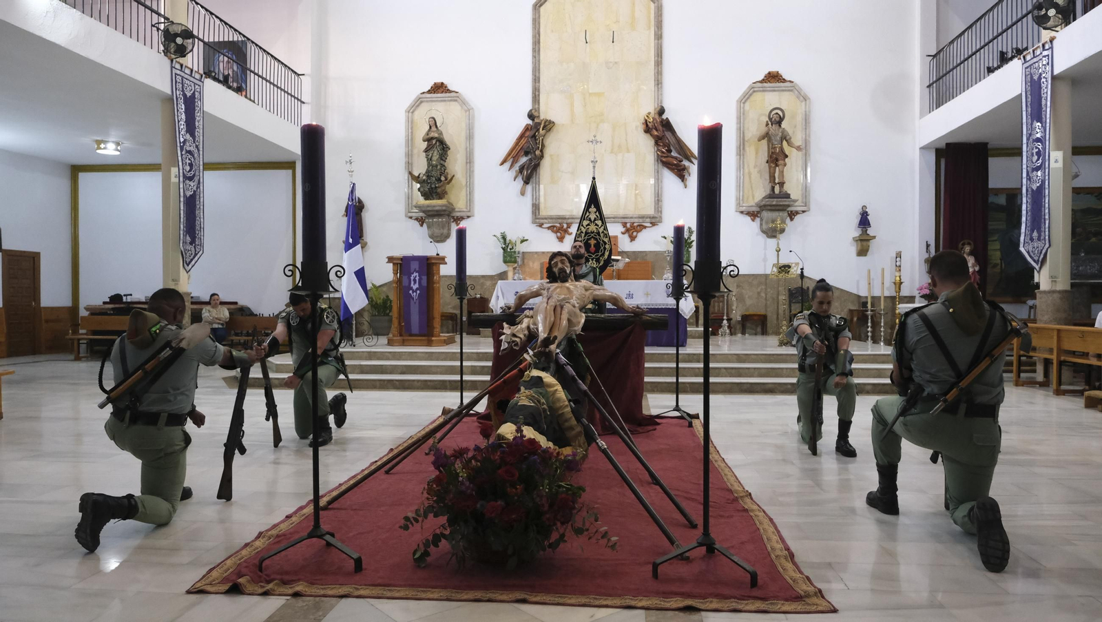 La Legión custodia el Cristo de la Buena Muerte en la Semana Santa de El Parador 2025