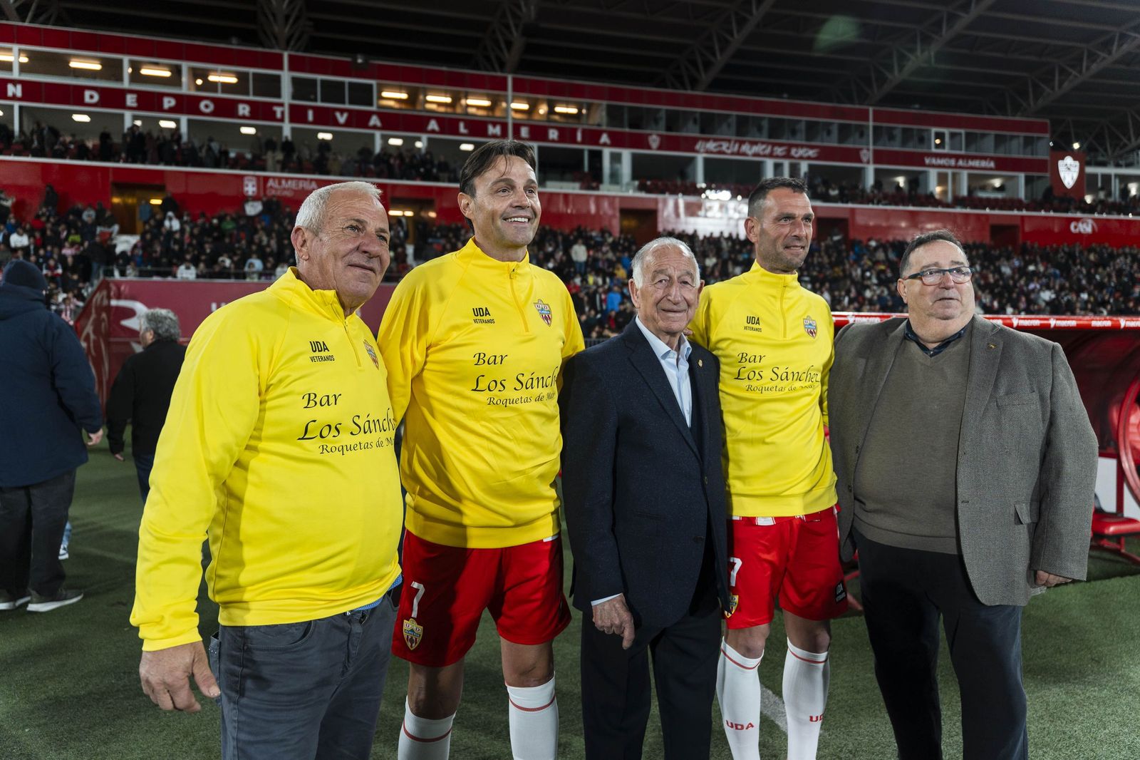 Fotogalería del partido homenaje a Guillermo Blanes entre los veteranos de la UD Almería y el FC Barcelona