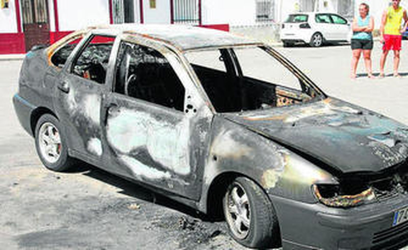 Estado en que quedó el vehículo del guardia civil.