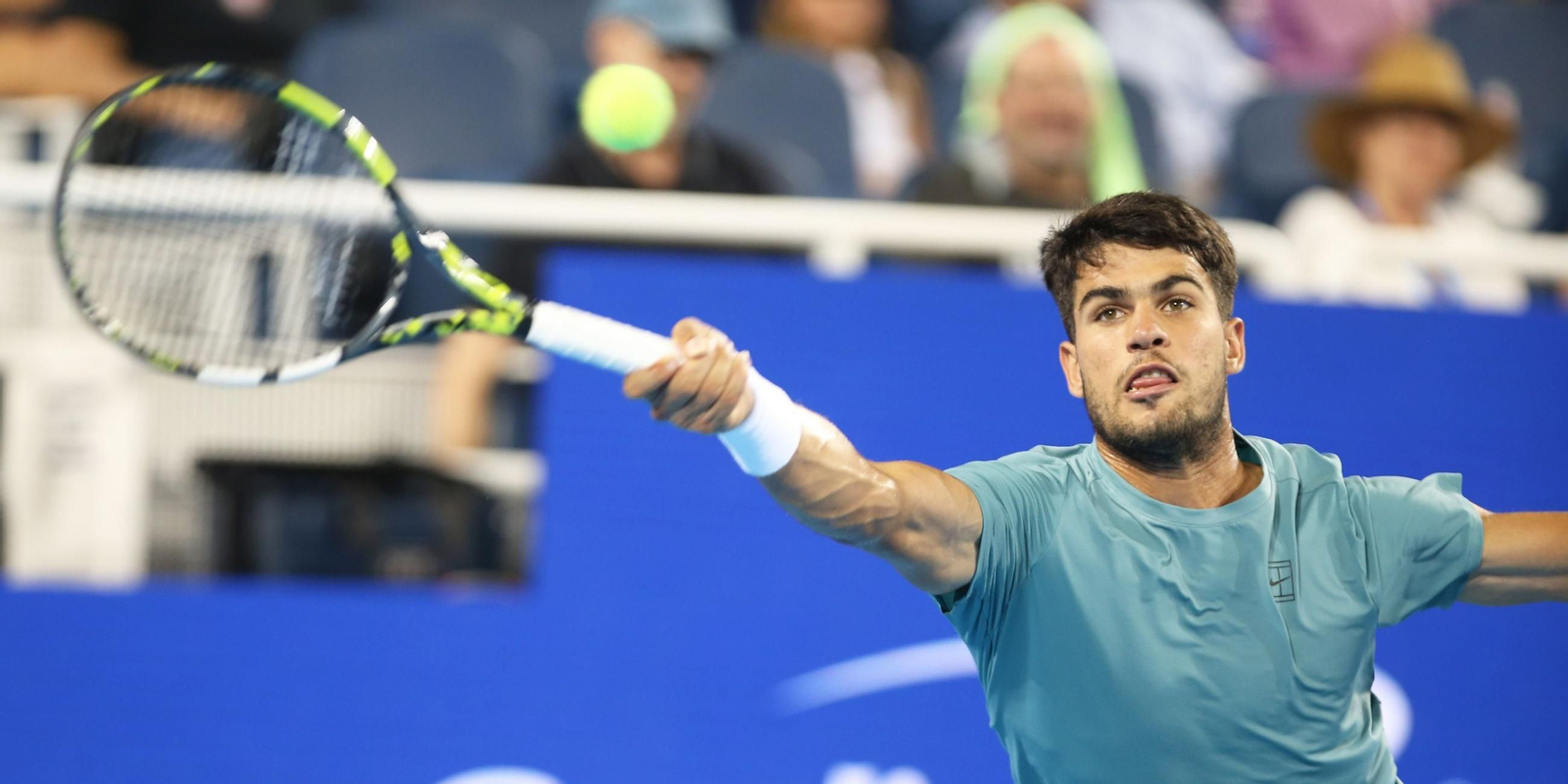 Alcaraz se estira para alcanzar una bola con la derecha en el Abierto de Cincinnati.