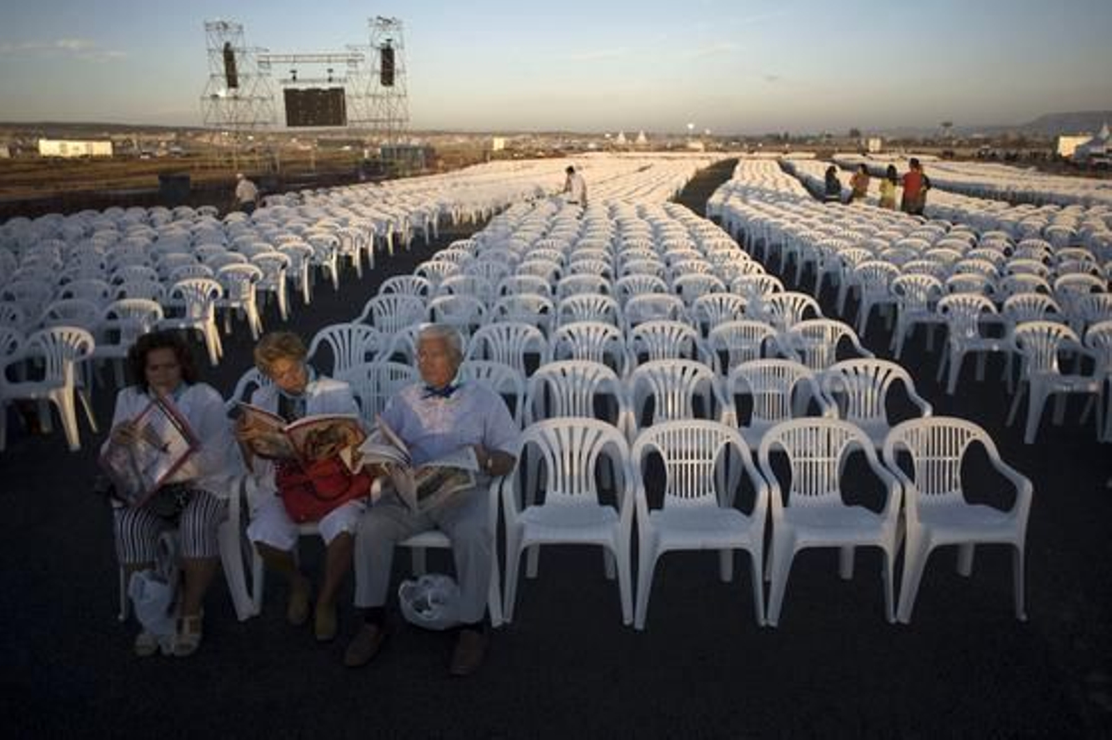 Miles de personas acuden al acto de beatificación de Fray Leopoldo en la base aérea de Armilla. / AFP