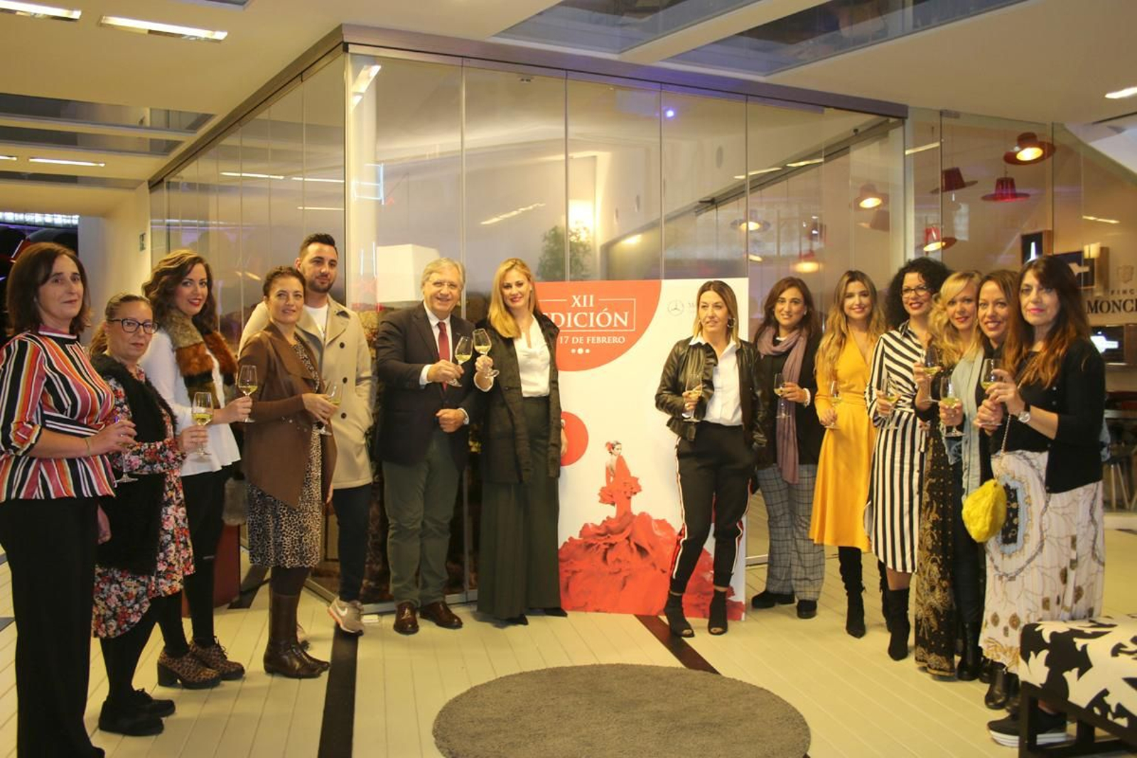 Algunas diseñadoras posan con miembros de la organización y con Francisco Camas. Algunas diseñadoras posan con miembros de la organización y con Francisco Camas.