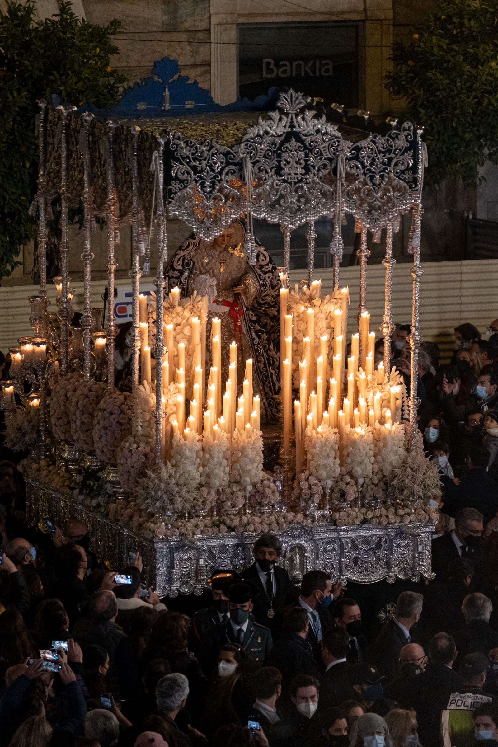 La Candelaria visita el Palacio Arzobispal y el Ayuntamiento de Sevilla