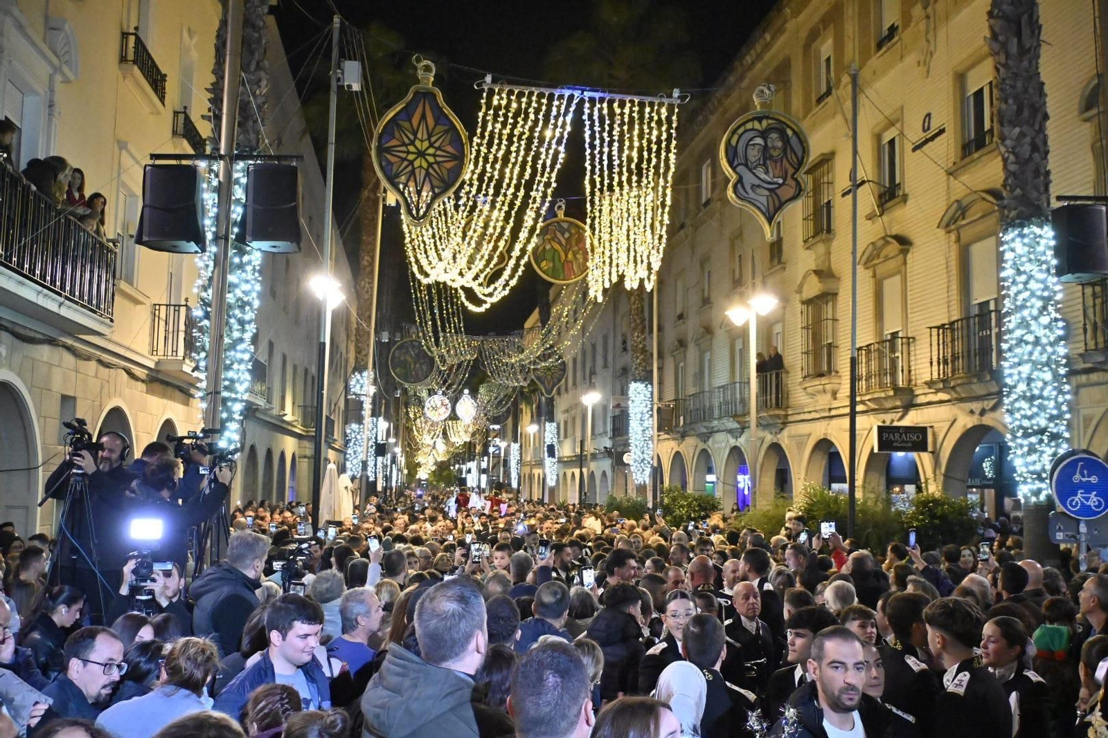 Colón alumbra el camino de la Navidad.
