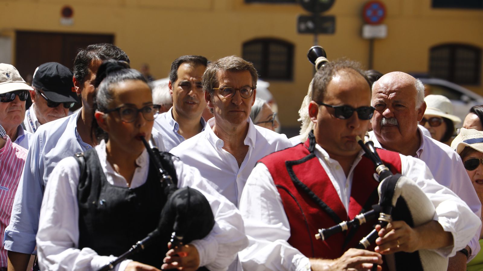 Gaiteros acompañan al presidente del PP hasta el Palacio de Congresos.