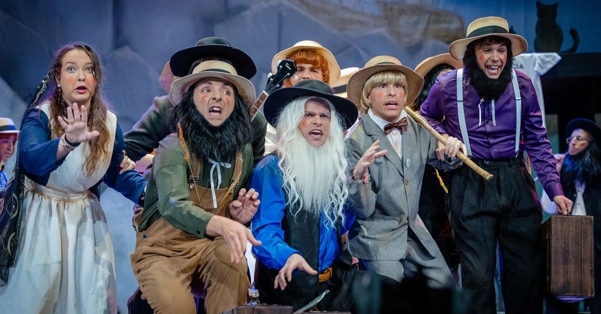 El pasodoble de 'Los Amish del Mono' que lanza un dardo al Yuyu por presentar el libro de Juanma Moreno en Cádiz y critica la gestión de la sanidad pública en Andalucía