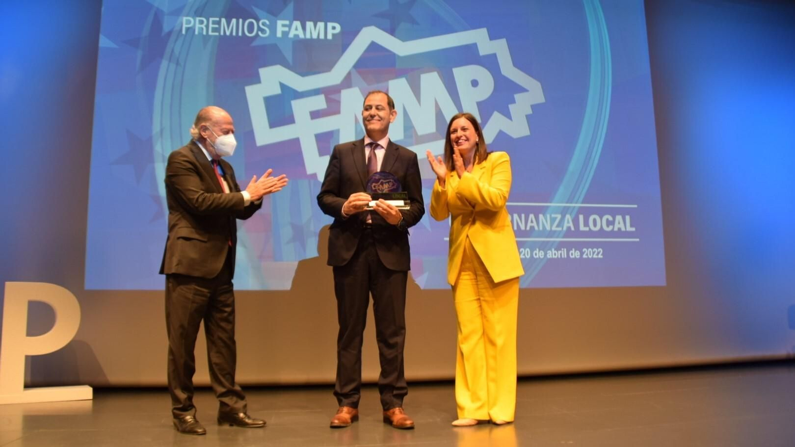 José Luis Trapero, gerente de Hidralia en San Fernando, junto a la alcaldesa isleña, Patricia Cavada, recoge el premio de la FAMP. José Luis Trapero, gerente de Hidralia en San Fernando, junto a la alcaldesa isleña, Patricia Cavada, recoge el premio de la FAMP.