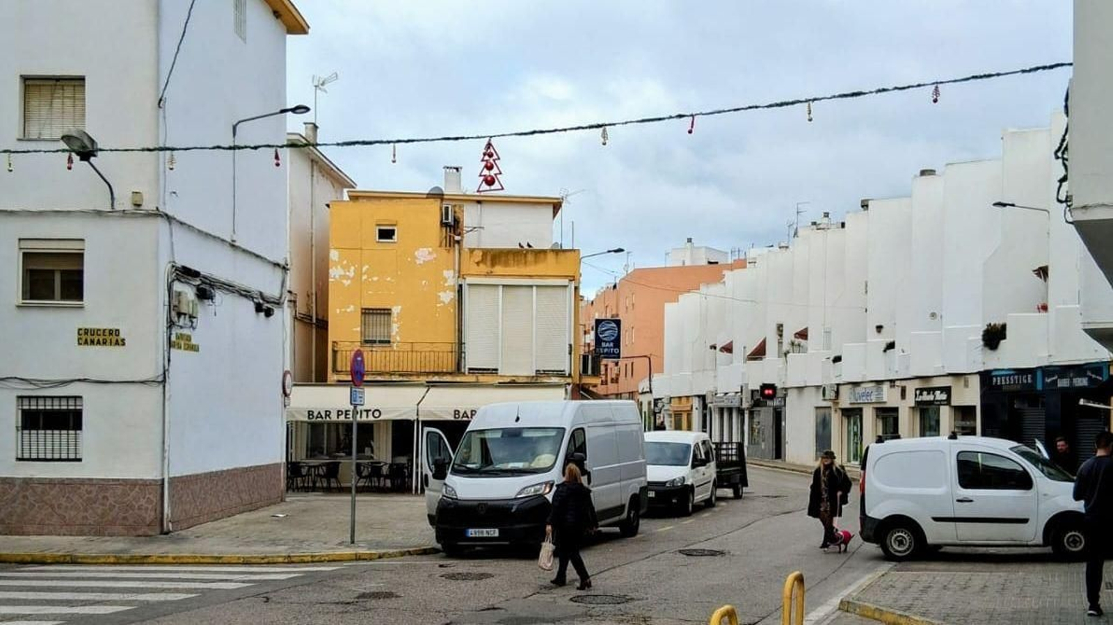Decoracion navideña improvisada en la calle Crucero Baleares.