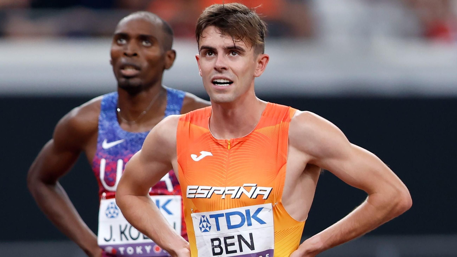 Adrián Ben con los brazos en jarra tras finalizar la carrera.