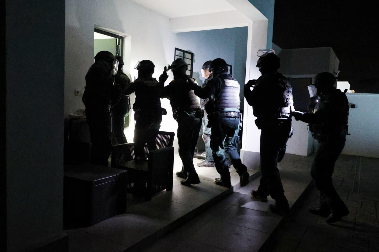 La Guardia Civil, entrando en el chalet tras abrir la puerta a golpe de ariete.
