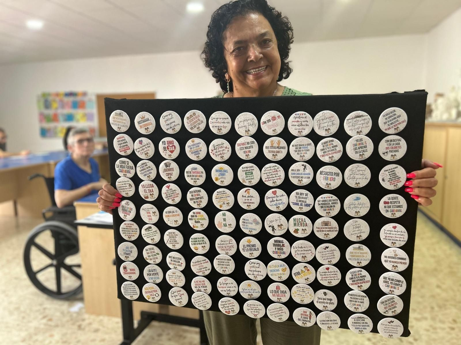 Una usuaria muestra algunas de las chapas personalizadas.