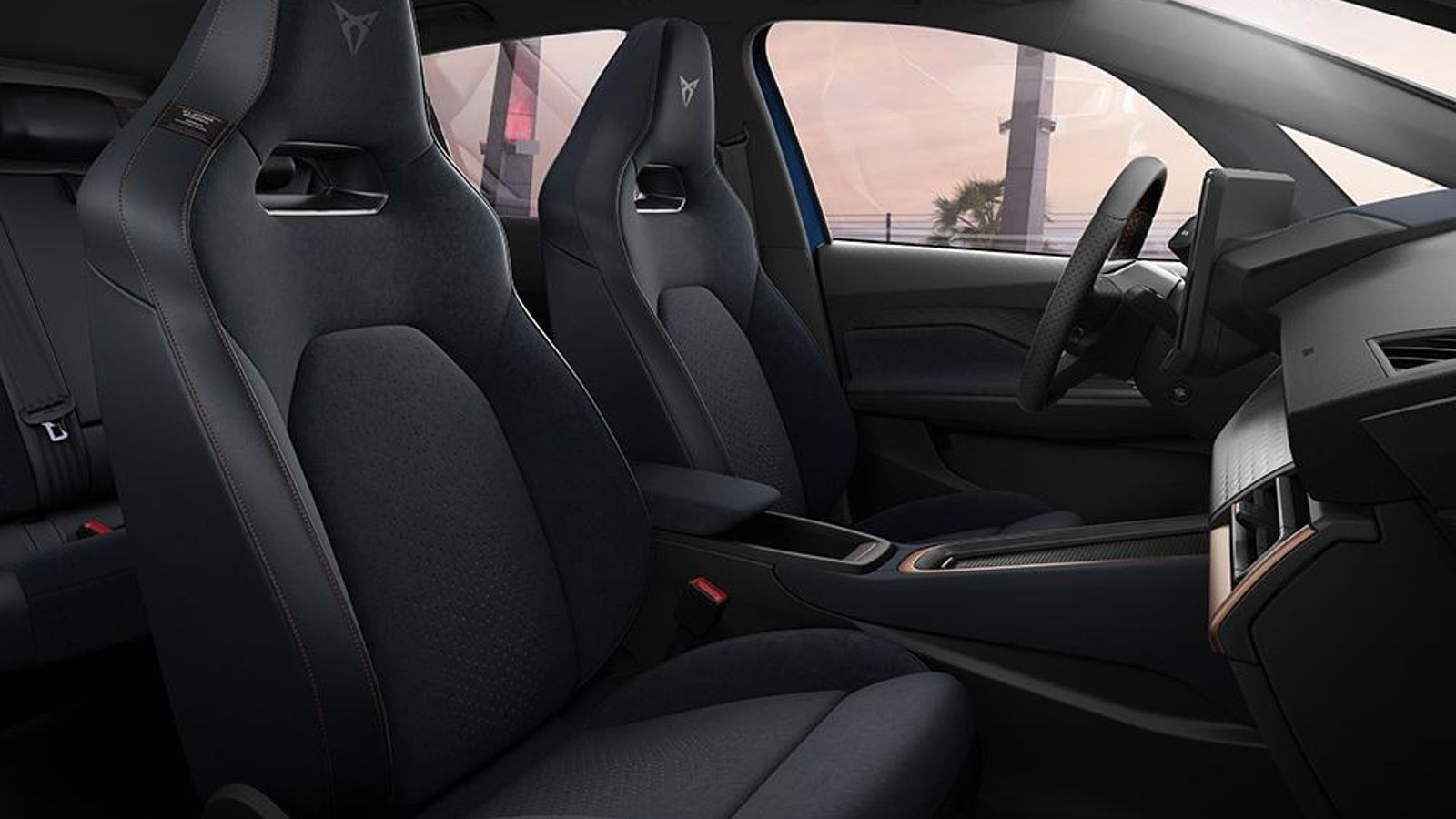 La posición de conducción está muy conseguida, con asientos de buen tamaño y que sujetan suficientemente cuando se conduce deprisa.