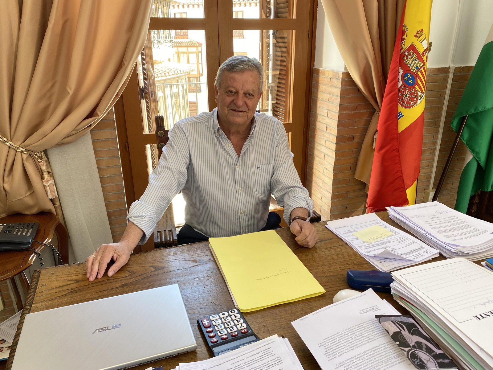 Miguel Martínez-Carlón en su despacho de Alcaldía durante la entrevista con Diario de Almería.