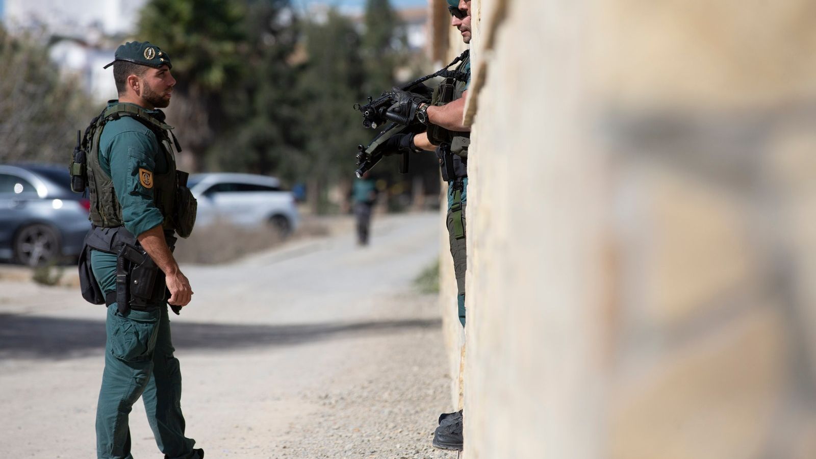 Guardias civiles desplegados en el chalé de Trebujena.