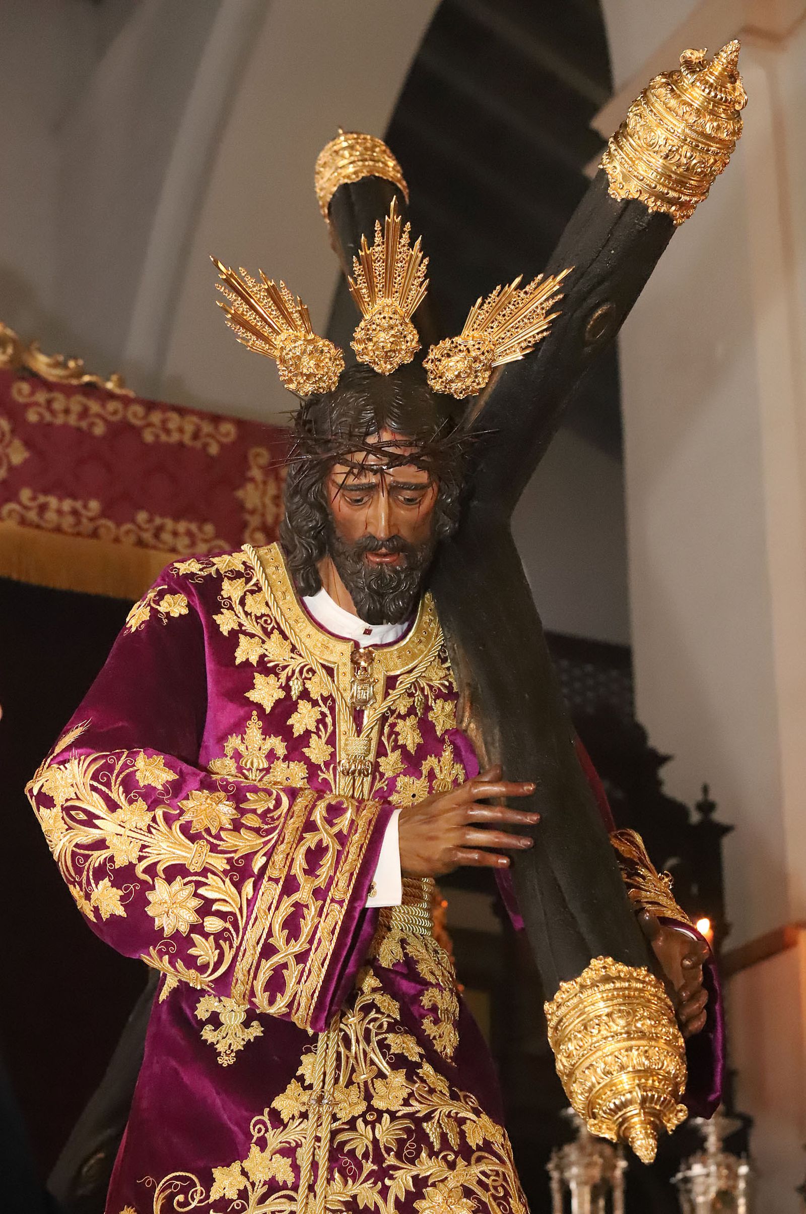 Imágenes de la bendición la la nueva túnica del Señor de Pasión y posterior besamanos