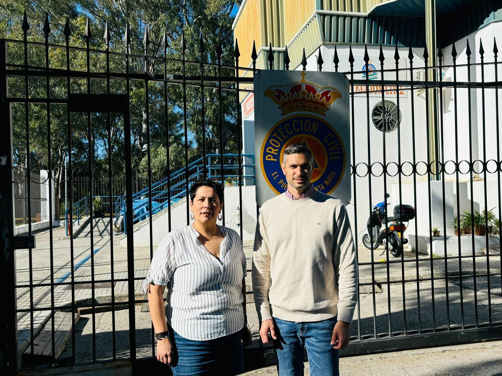 Los ediles del PSOE Ángel González y Mónica Jiménez, a las puertas de la Jefatura de la Policía Local.