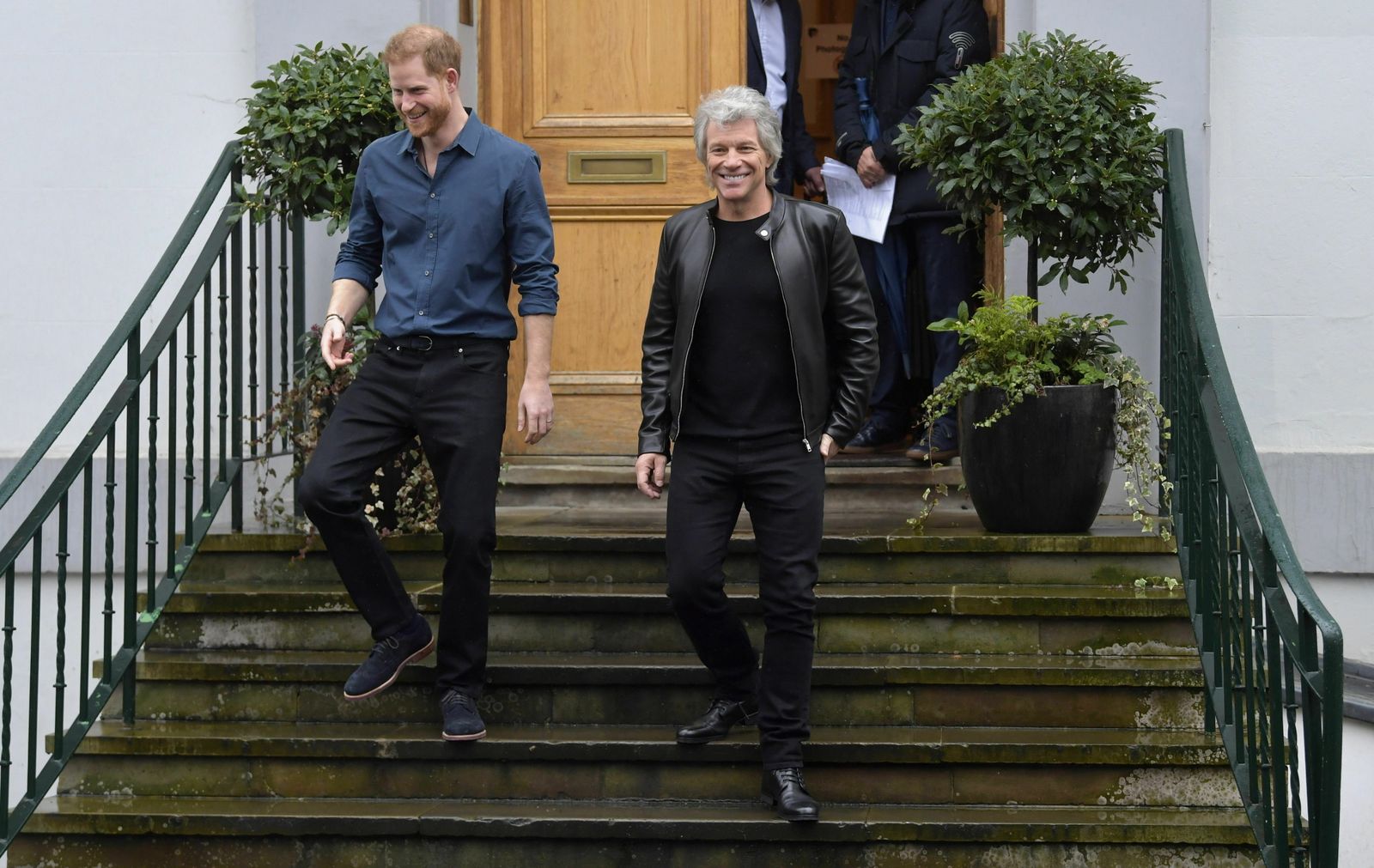El duque de Sussex y Bon Jovi, a su salida de los estudios de grabación.