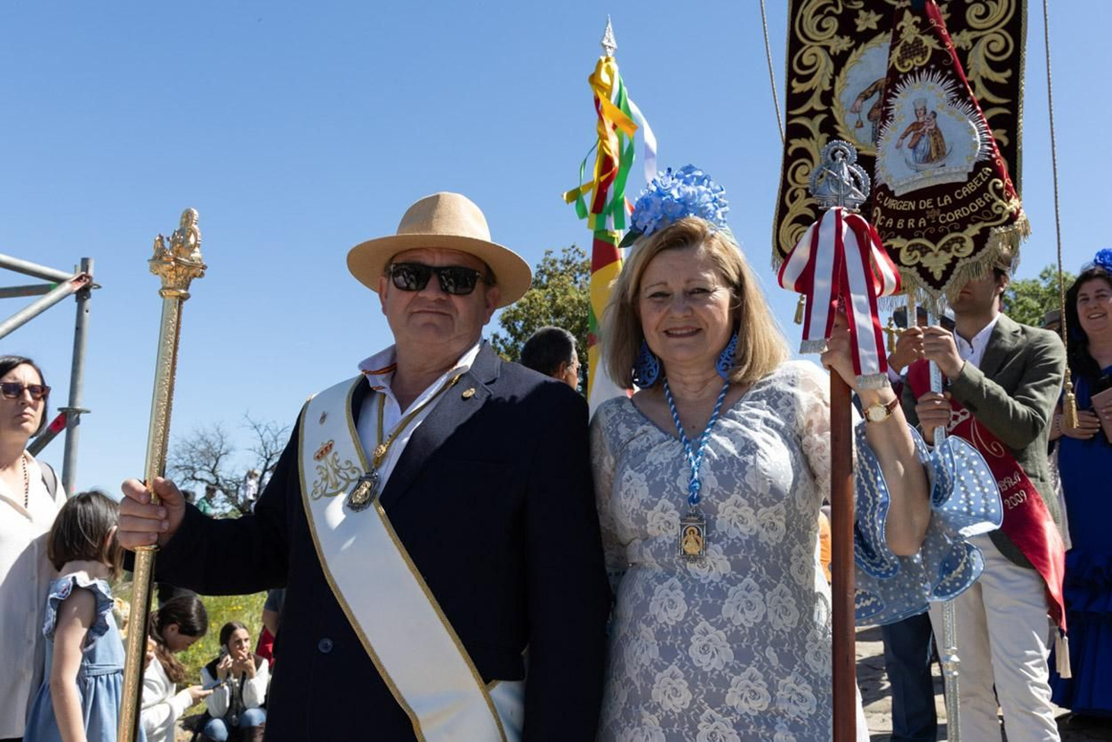 Miles de romeros acuden al encuentro de la Virgen de la Cabeza en su romería
