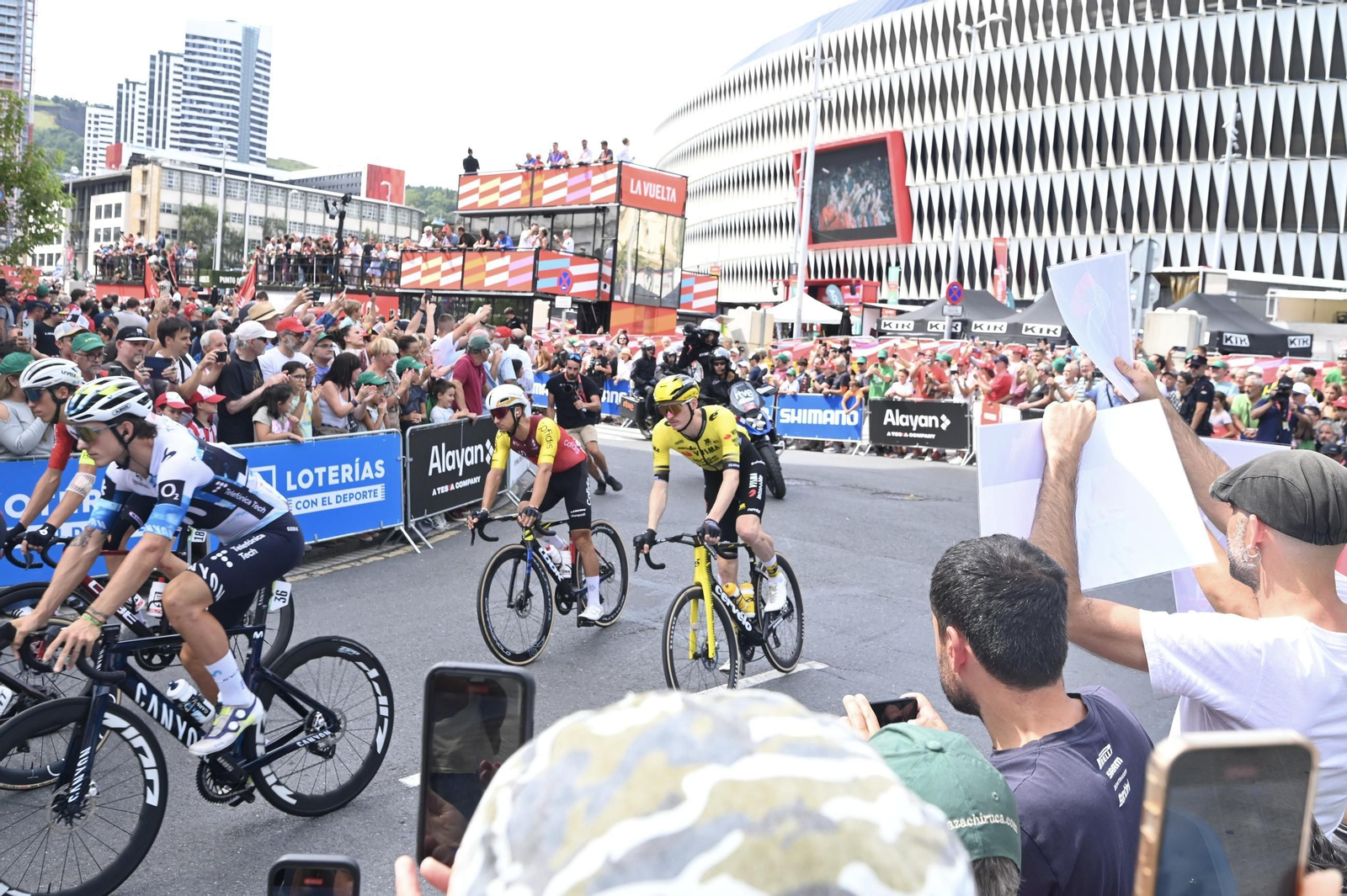 Las fotos de la Vuelta a España con el lío de la suspensión en Bilbao | Etapa 11
