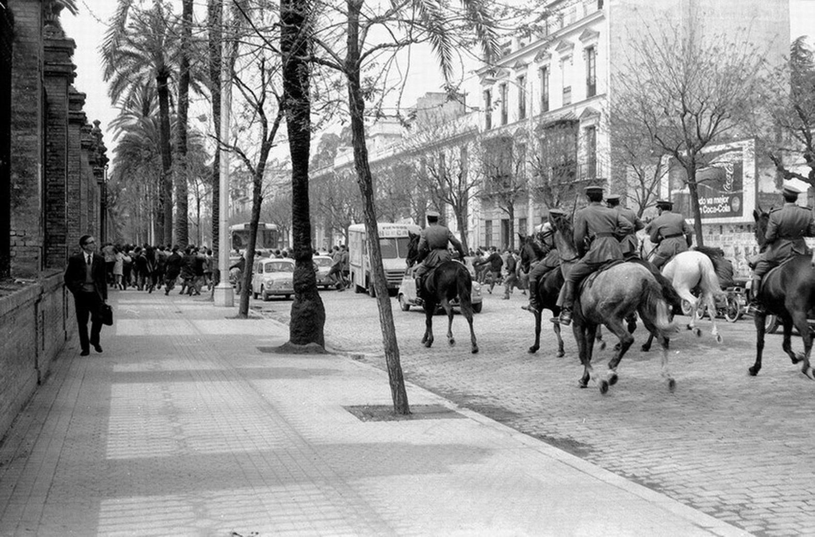 Histórica foto de la carga policial a caballo de los 'grises' contra los estudiantes en la calle San Fernando.