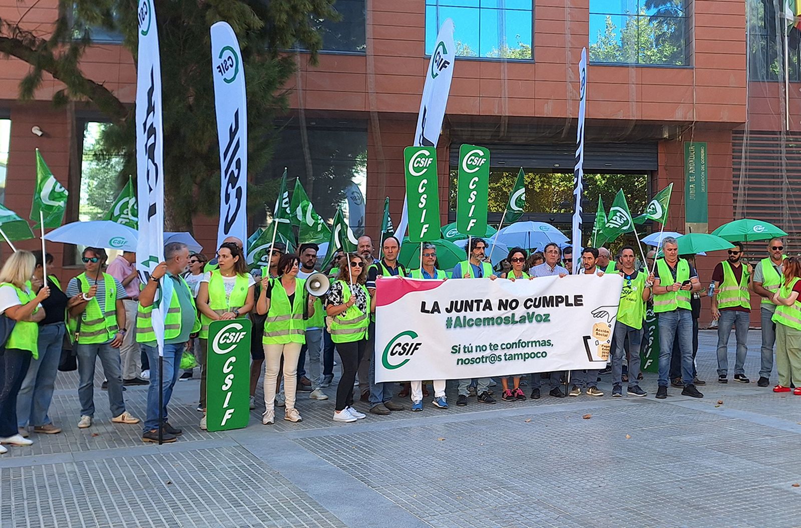 Protesta secundada este miércoles ante la Delegación del Gobierno andaluz en Cádiz.