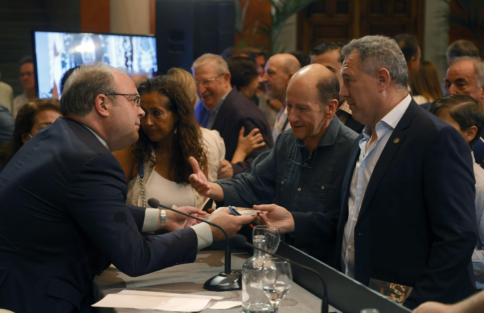 Presentación del libro  'Juan Robles, la sonrisa del tabernero' de Carlos Navarro, todas las imágenes