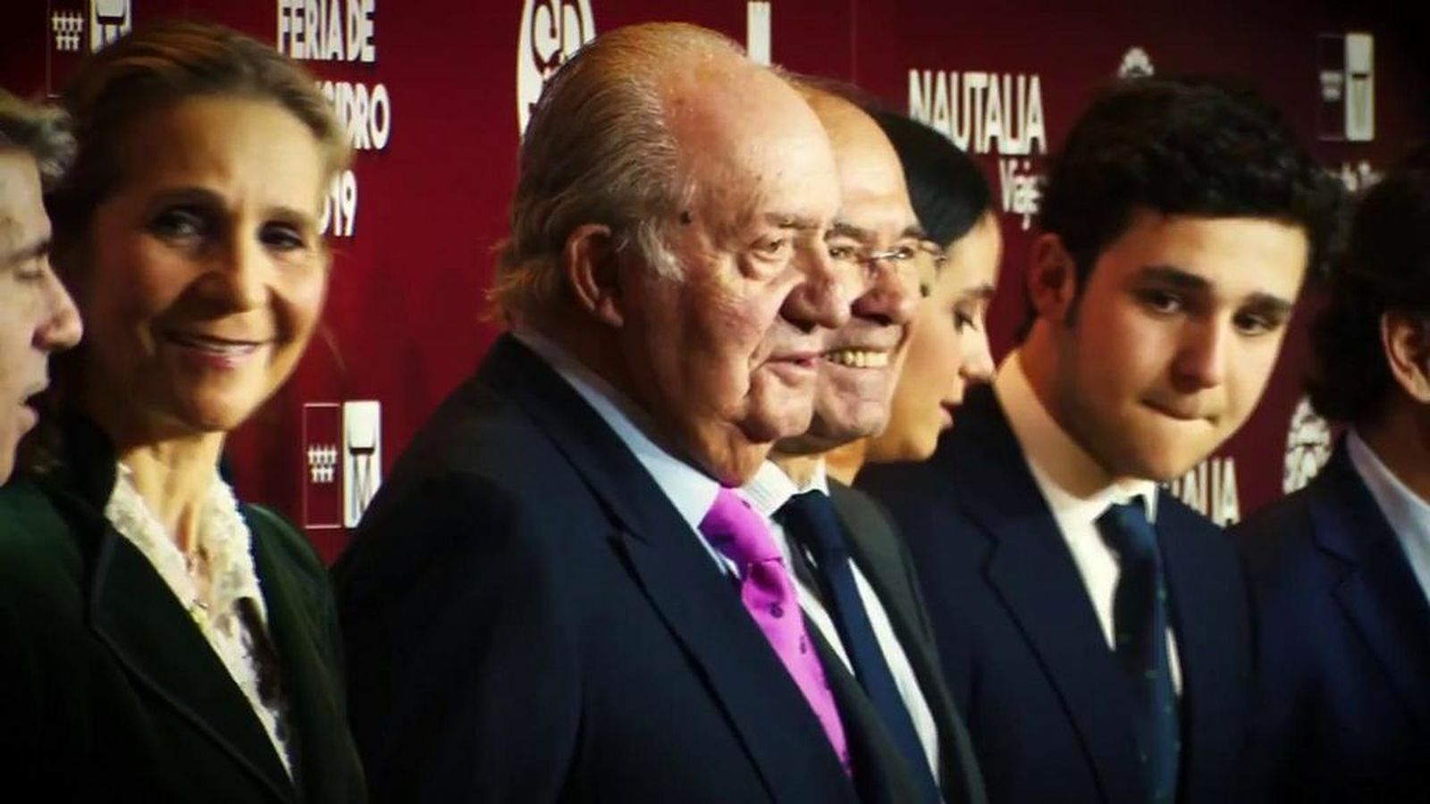 Don Juan Carlos y doña Sofía animan en la grada a su nieto