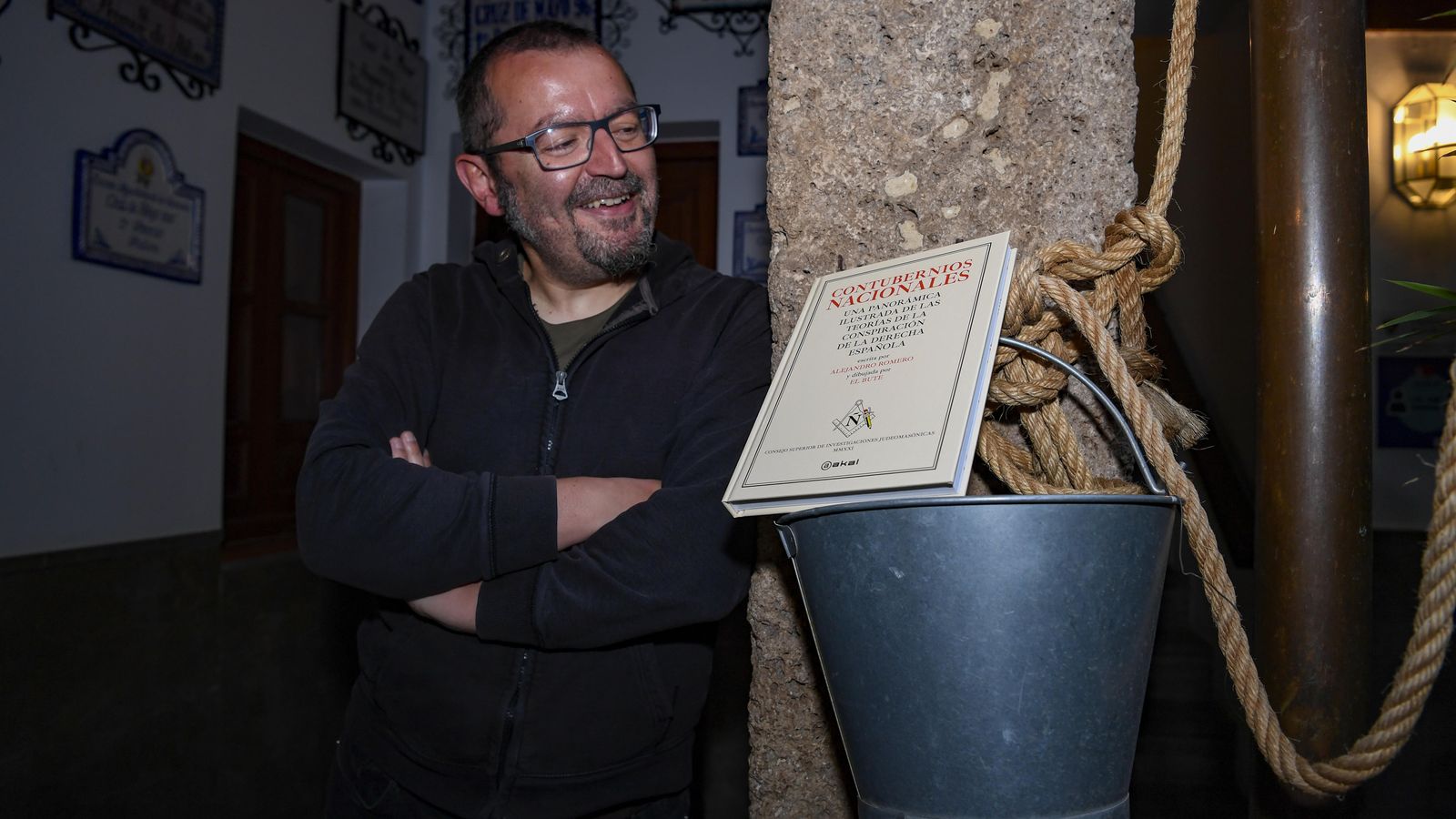 El dibujante Miguel Osuna, alias El Bute, posa con el libro ‘Contubernios nacionales’ en el Restaurante Terra del Realejo
