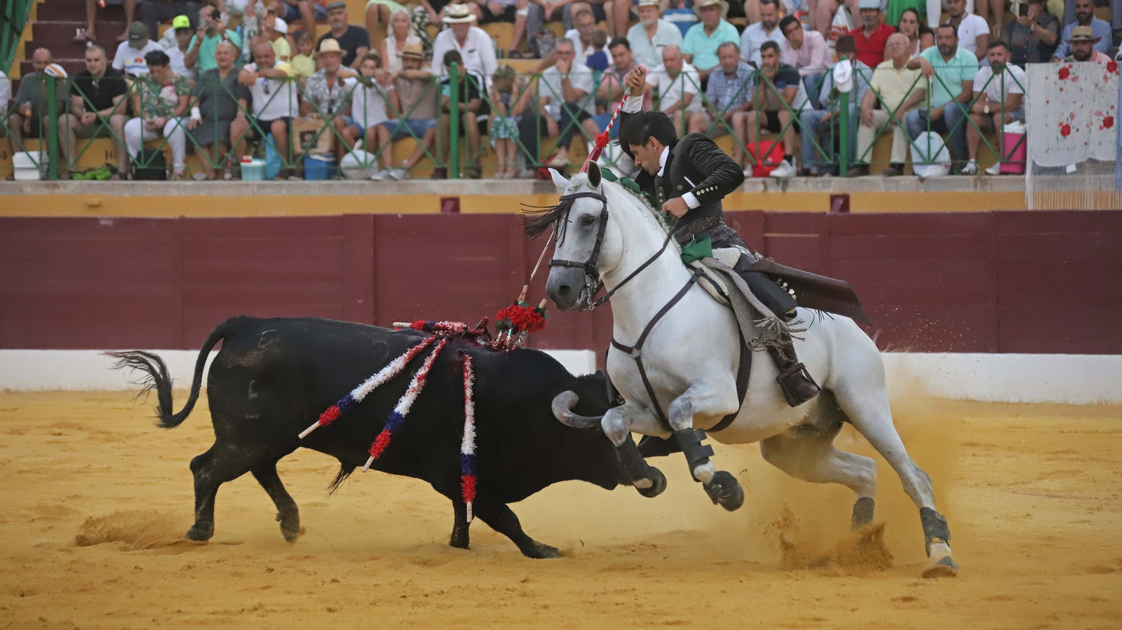 Fotos de la corrida del jueves de la Feria de La Línea: Diego Ventura, José María Manzanares y Roca Rey