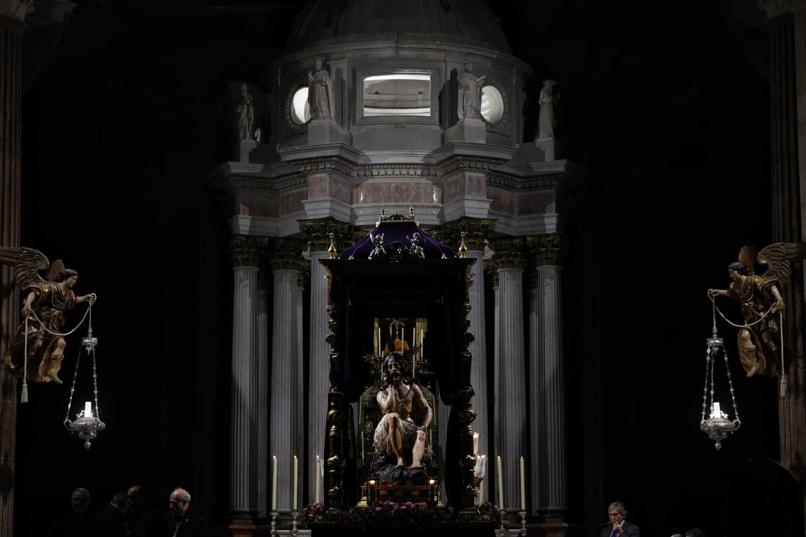 El Cristo de la Humildad y Paciencia, en el interior de la Catedral durante el vía crucis.