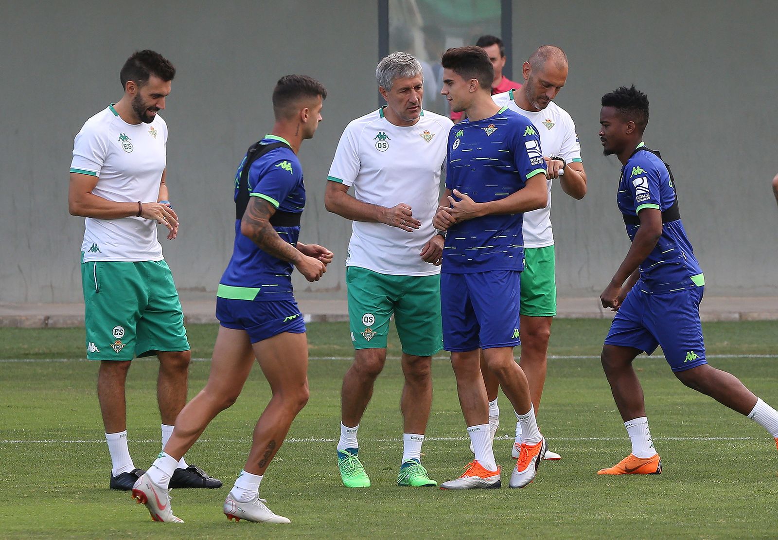 Setién habla con Bartra durante un entrenamiento.
