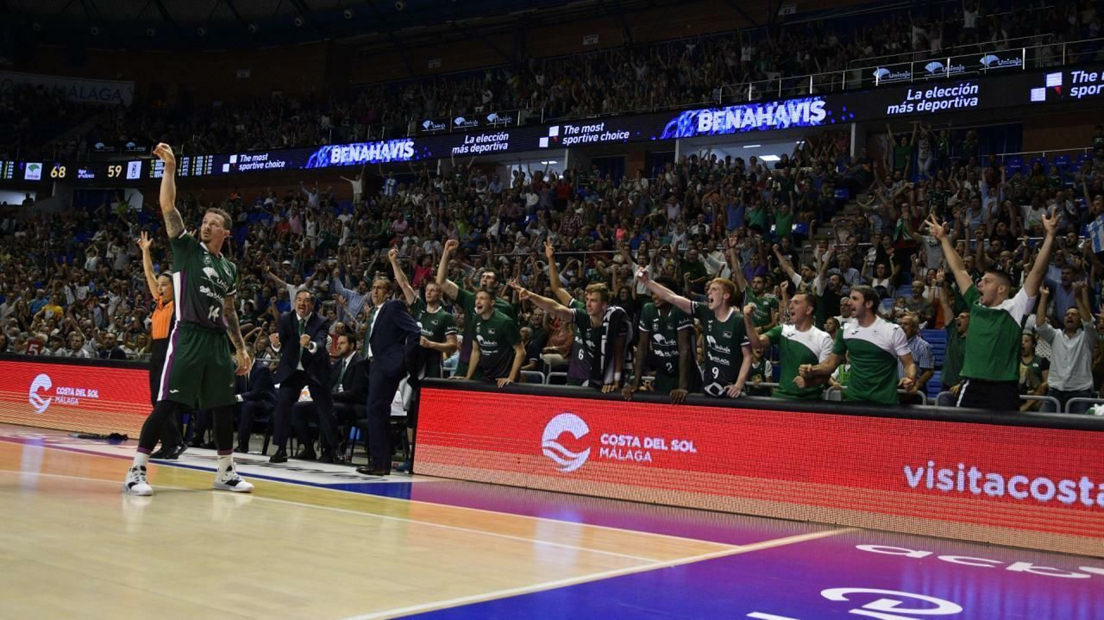 Adams anota un triple mientras el banquillo se vuelca.