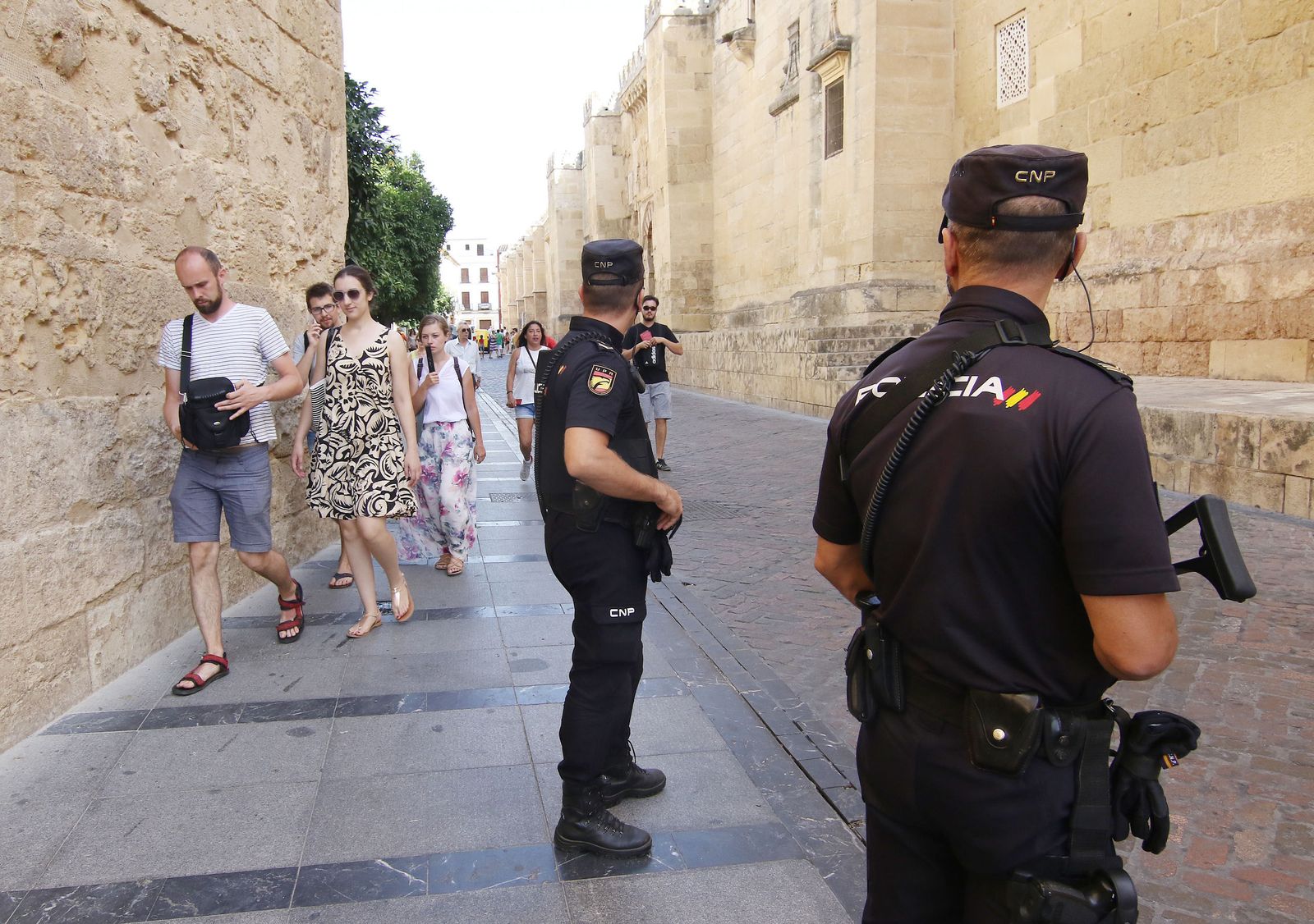 Policías junto a la Mezquita-Catedral.