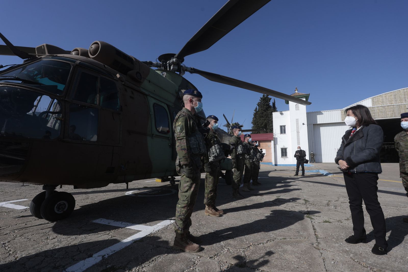 La visita de Margarita Robles a la Base del Copero en imágenes