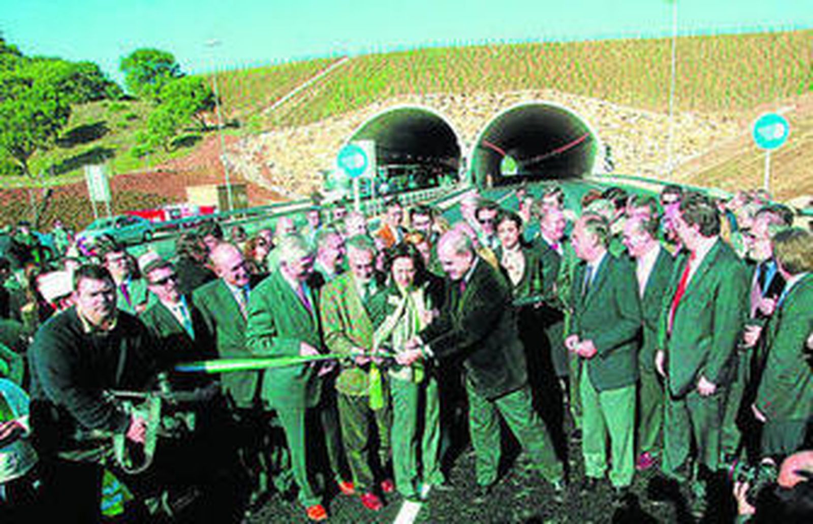 Manel Chaves, con otros cargos de la Junta y alcaldes, inaugura la A-381 el 19 de diciembre de 2004.
