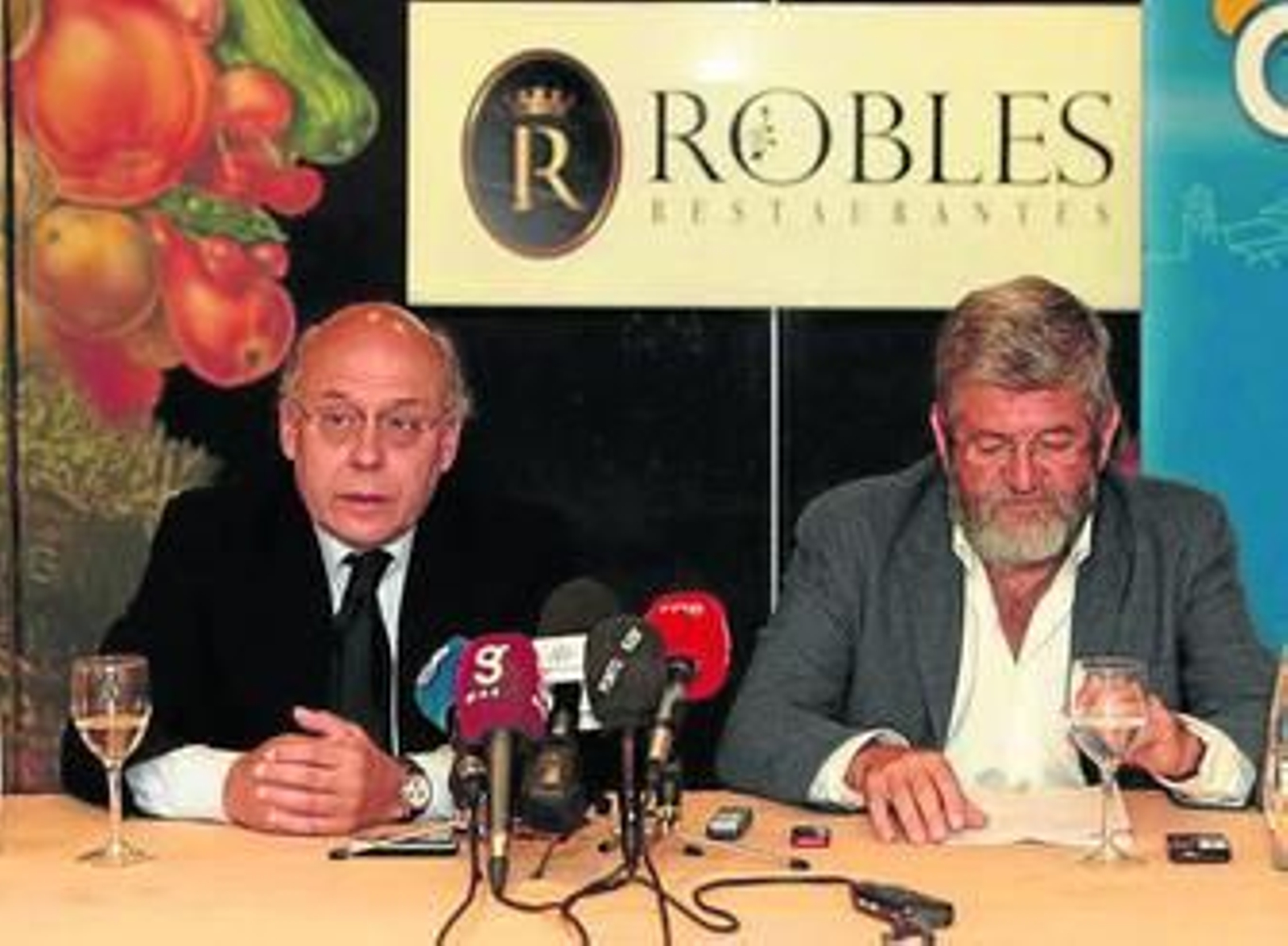 Ollero y Chaves atienden las preguntas de los periodistas.