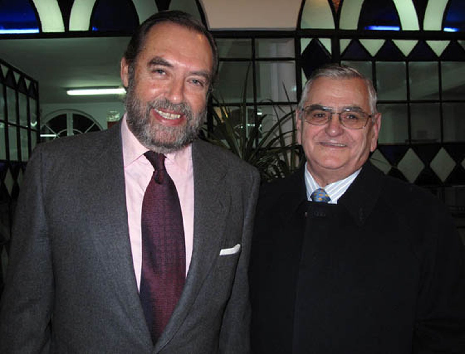 Isidoro Beneroso, ex alumno y ex presidente de El Monte, con Juan Plata, ex maestro del colegio.

Foto: Victoria Ramírez