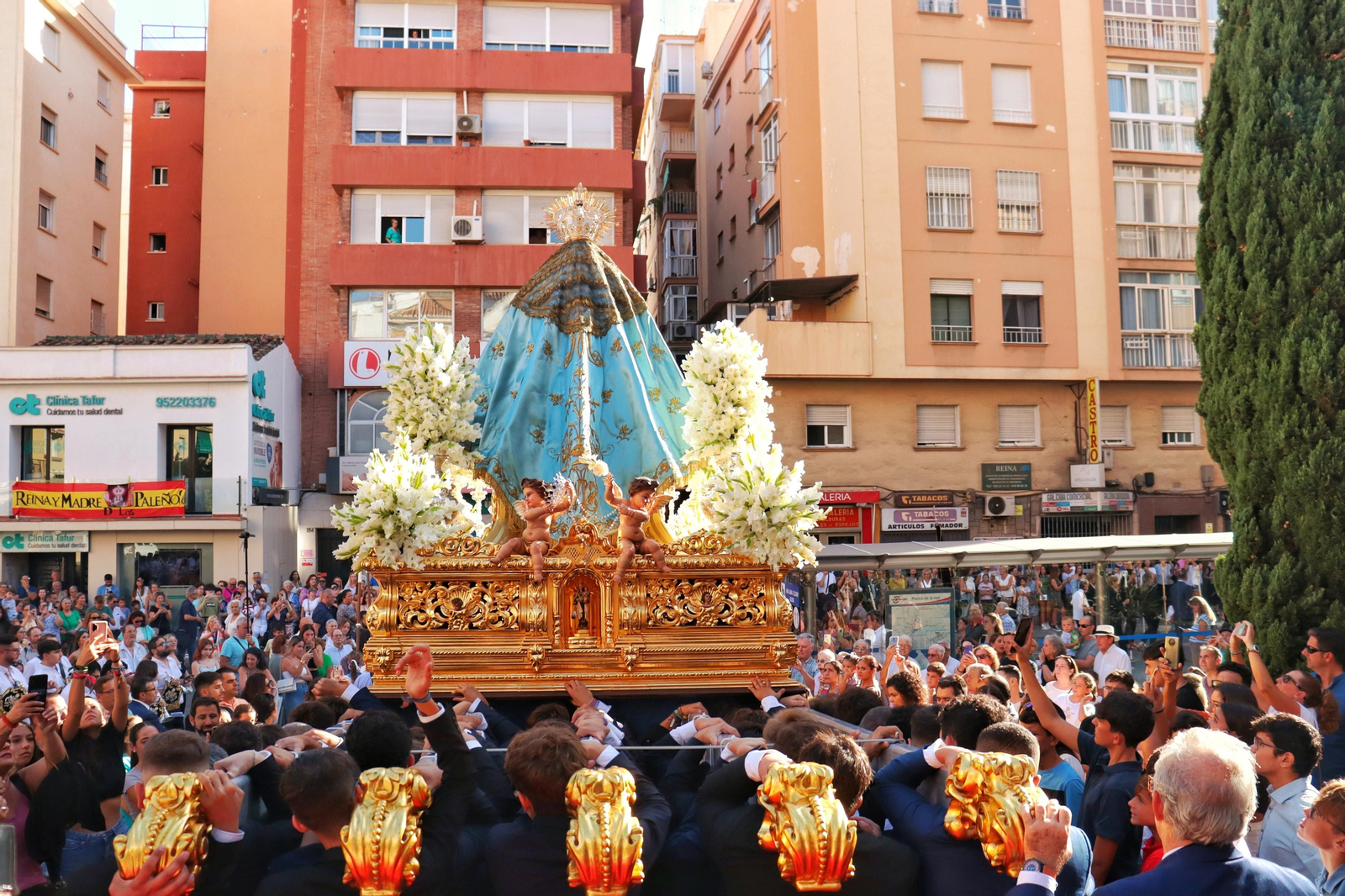 El Palo inundado de devoción ante la salida de su patrona